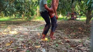 Pria India Bercinta Panas Di Kebun Mangga