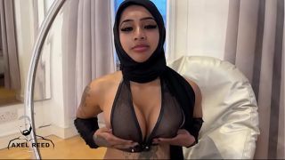 Gadis Muslim Berhijab Digencet Ganas Oleh Cowok Kekar