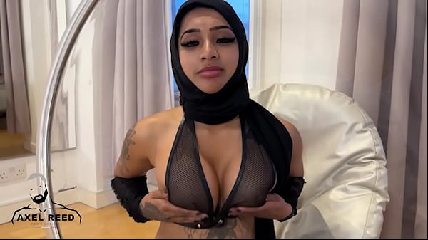 Gadis Muslim Berhijab Digencet Ganas Oleh Cowok Kekar