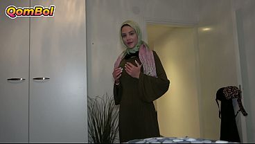 Abis Abis Bokap Nyokap Keluar, Si Kakak Tiri Hijab Langsung Ngajak Ngewe Di Kamar.