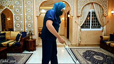 Pembantu Rumah Muslimah Berjilbab Disuruh Ngewe Boss Dan Telan Air Mani