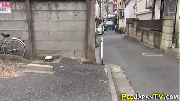 Orang Asia Ngerasa Lega Sambil Melepas Nafas Panas Dan Basah.