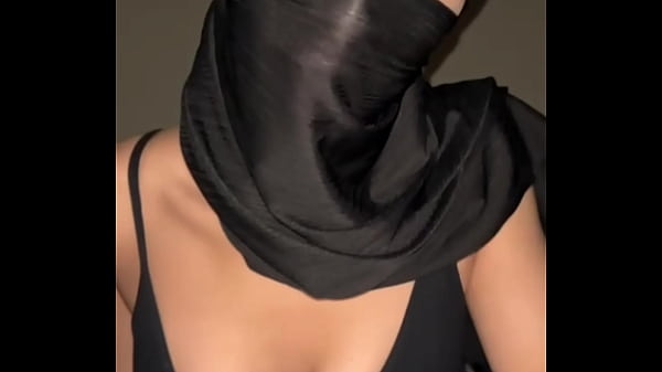 Goyangin Hijab, Tapi Dada Montoknya Bikin Sange