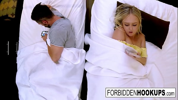 Cewek Seksi Main Seru Sama Kakak Tiri, Dilarang Keras Tapi Nikmatnya Kebangetan!