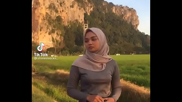 Hijab Goyang Bikin Crot Mampus