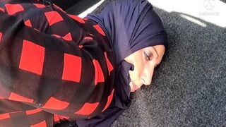 Istrinya Orang Pakistan Digebukin Sama Selingkuhan Nakalnya Di Luar Rumah.