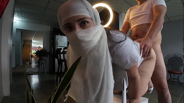 Ibu-ibu Berjilbab Ngentot Brutal, Kontol Mancing Di Pantat, Air Mani Tumpah Ruah.