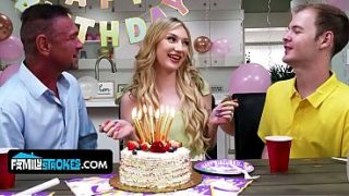 Gadis Kecil Montok Alami, Daisy Lavoy, Menggoda Dan Naik Di Atas Kontol Bokap Tirinya.