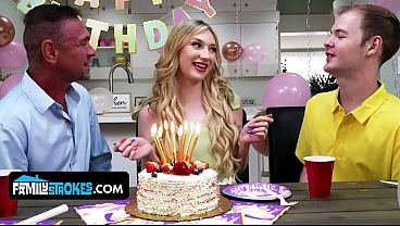 Gadis Kecil Montok Alami, Daisy Lavoy, Menggoda Dan Naik Di Atas Kontol Bokap Tirinya.