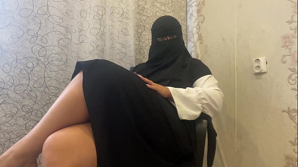 Hijab Arab Mama Tiri Colmek Sambil Ngintip