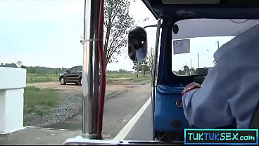 Ibu-ibu Thailand Amatir Digendong Dari Jalanan, Digebukin Di Perjalanan.