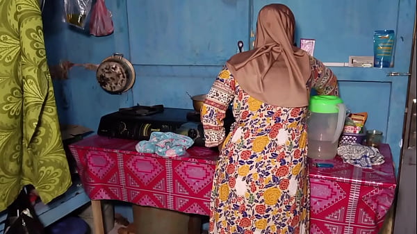 Ngentotin Istri Temen Pas Lagi Masak, Sange Banget Lihat Gerakan Pantatnya.