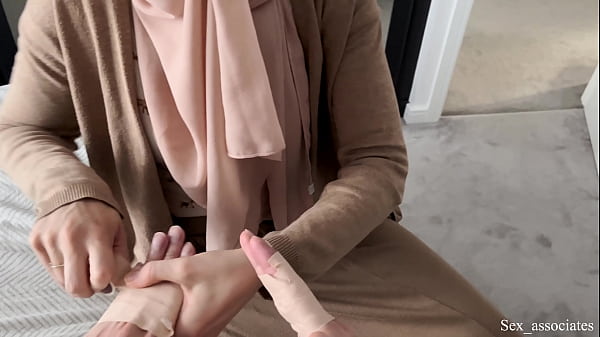 Ibu Tiri Arab Bantu Anaknya Yang Tangannya Patah, Eh Malah Bikin Kelaminnya Ikut Berdiri.
