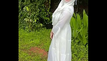 Pamerin Pantat Hijabku Di Luar Rumah Biar Makin Liar