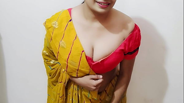 भाभी ने देवर को हाथ से खेलते पकड़ा, फिर अपने गीले चूत में उसका लंड ले लिया (हिंदी आवाज)
