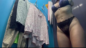 Ganti Baju Di Kamar Ganti, Kamera Tersembunyi, Cewek Rusia Montok Dengan Puting Menggoda.