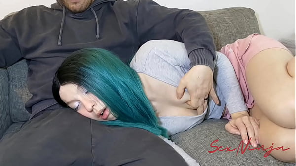 Gue Cuma Mau Rebahan Di Pangkuan Kakak Tiri Biar Bisa Tidur, Tapi Malah Bikin Anget-anget Basah.