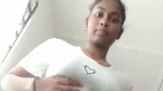 Babe Tamil Bugil Sambil Mainin Memek Basah.