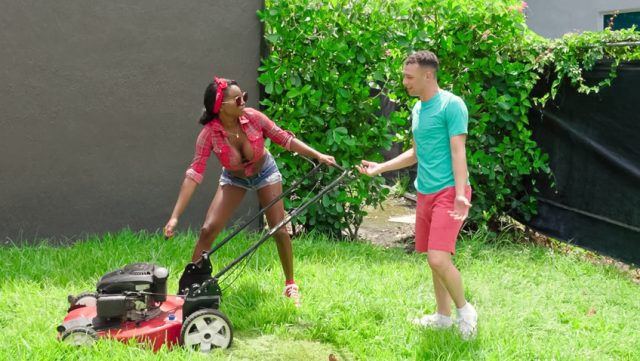Bantu Tetangga Milf-ku Yang Lagi Butuh, Naomi Foxxx Dan Johnny Love Bikin Panas