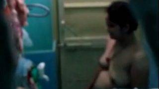 Bhabhi Ketahuan Lagi Mandi, Video Hotnya Bocor!