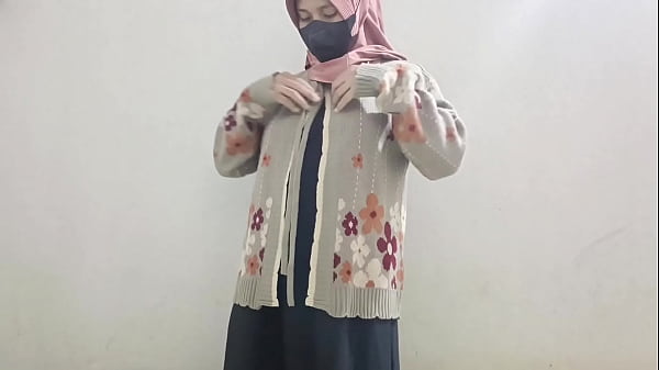 Gadis Berjilbab Main Timun Di Bawah Rok, Nikmatin Sendiri Sampai Basah.