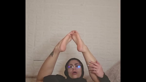 Ibu Rumah Tangga Arab Mia Pamer Kaki Pakai Niqab, Bikin Ngilu