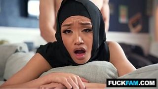 Nih Bos, Hijabnya Dibuka, Dikenalin Sama Budaya Barat Yang Panas-panas Gini. Jade Kimiko Sama Parker Ambrose Bikin Lo Ngilu.