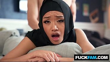 Nih Bos, Hijabnya Dibuka, Dikenalin Sama Budaya Barat Yang Panas-panas Gini. Jade Kimiko Sama Parker Ambrose Bikin Lo Ngilu.