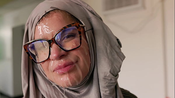 Hijab Cosplay – Ibu Bule Nafsu Dimuntahin Kontol
