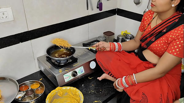 कोमल दिवाली पर नमकीन बना रही थी, तभी देवर ने भाभी को कमरे में खींच लिया