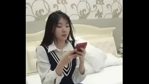 Cewek China Colmek Di Depan Kamera, Sambil Ngacengin Lu Dari Ujung Rambut Sampe Ujung Kontol.