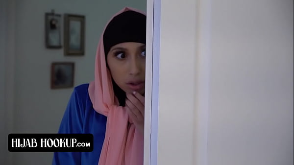 Ini Si Cantik Berhijab, Pantatnya Bulat Sempurna, Memek Sempitnya Digebukin Habis Sama Instruktur Yang Horny.