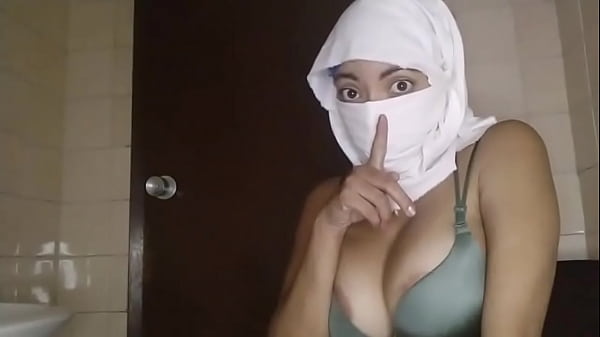 Istri Muslim Arab Yang Sangat Birahi Mainin Memek Sampai Muncrat Diam-diam Pas Suami Lagi Ke Luar