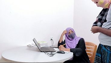 Bankir Cantik Berjilbab Digarap Brutal Petani Desa, Crot Dimana-mana