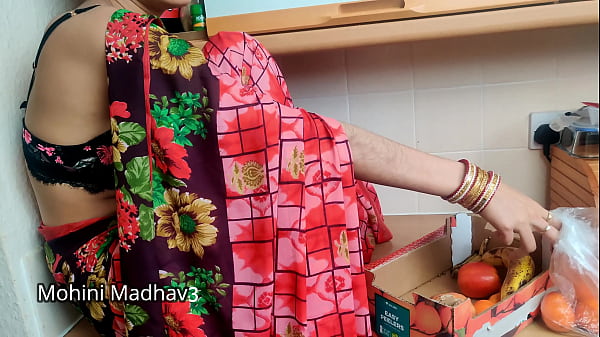 भारतीय देसी फल बेचने वाली मालकिन ने ग्राहक से मोलभाव करने के लिए जोरदार चुदाई की हिंदी ऑडियो