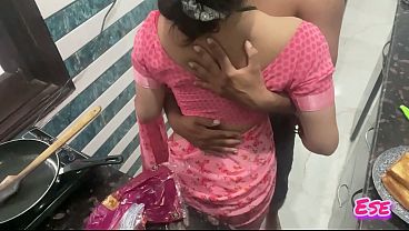 Desi Bhabhi Lagi Dapur Masak, Tiba-tiba Digebukin Dari Belakang, Crot Di Meja Dapur.
