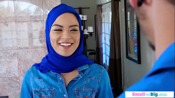 Cewek Arab Mungil Digebuk Dua Pria Gede