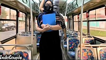 Isteri Muslim Pulang Dari Kampus Naik Bus Sendirian, Langsung Digaruk Orang Asing Di Atas Hijabnya.