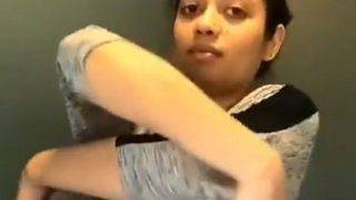 Video Nisha Buka Baju Kaos Desi, Gaya Liar Bikin Makin Basah