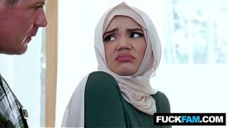 Wtf, Cewek Hijab Imut Ngenes Ini Ngewe Pertama Kali Bareng Tukang Ledeng Ganteng, Naudi Nala & Jason Sarcinelli