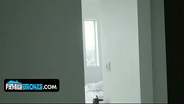Bokep Hot: Kakak Tiri Pirang Montok Daisy Stone Disemprot Crottan Kental Sama Adik Tiri Yang Horny