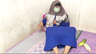 Cewek Hijab Indonesia Lagi Mainin Memek Sampe Basah.