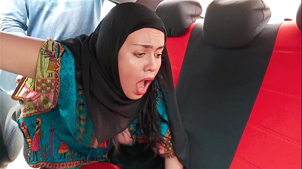 Ibu Tiri India Pakai Hijab Digenjot Di Dalem Mobil.
