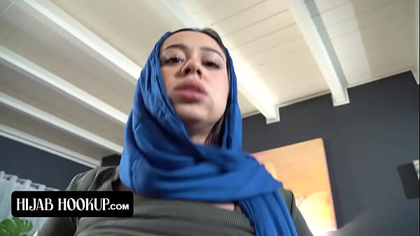 Nakal Betul, Cewek Arab Ini Nge-*blowjob* Abang Tirinya Biar Diem Dan Nggak Laporan Ke Ortua Galak.