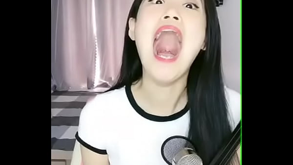 Cewek China Nganga, Keliatan Dalem Mulutnya Yang Basah, Bikin Pengen Dijilat