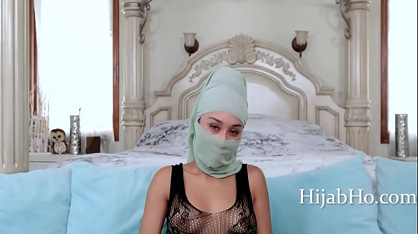 Ibu Tiri Berhijab Bikin Tenang – Cali Lee, Tubuhnya Bikin Panas.