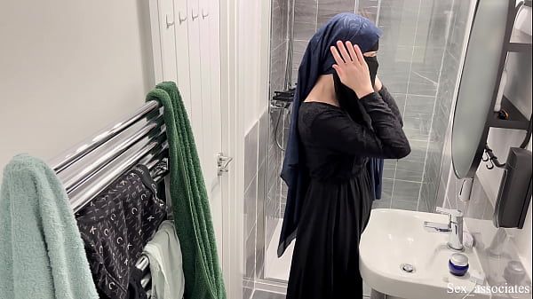 Astaga! Gak Nyangka Cewek Arab Bisa Begitu. Aku Lihat Langsung Cewek Arab Berhijab Lagi Colmek Di Kamar Mandi.
