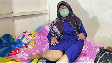 Wanita Berhijab Lagi Mainin Diri Sendiri, Basah Dan Panas.