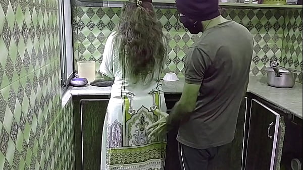 Bini Orang Lagi Sibuk Masak Di Dapur, Langsung Digenjot Dari Belakang Sambil Dengerin Suara Hindi Panasnya
