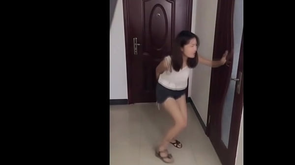 Cewek China Pada Kebelet Banget Pengen Pipis, Sampe Gelisah Gak Karuan.